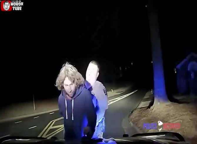 Video :Police officer smashes man to the ground on suspicion of theft (Police officer dismissed)